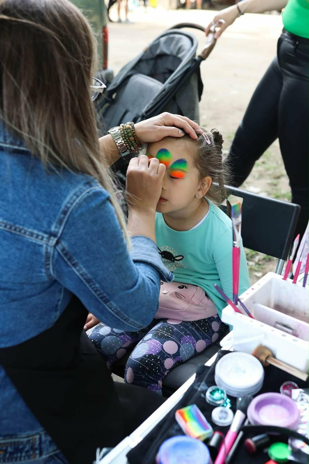 Kitti arcfestés közben