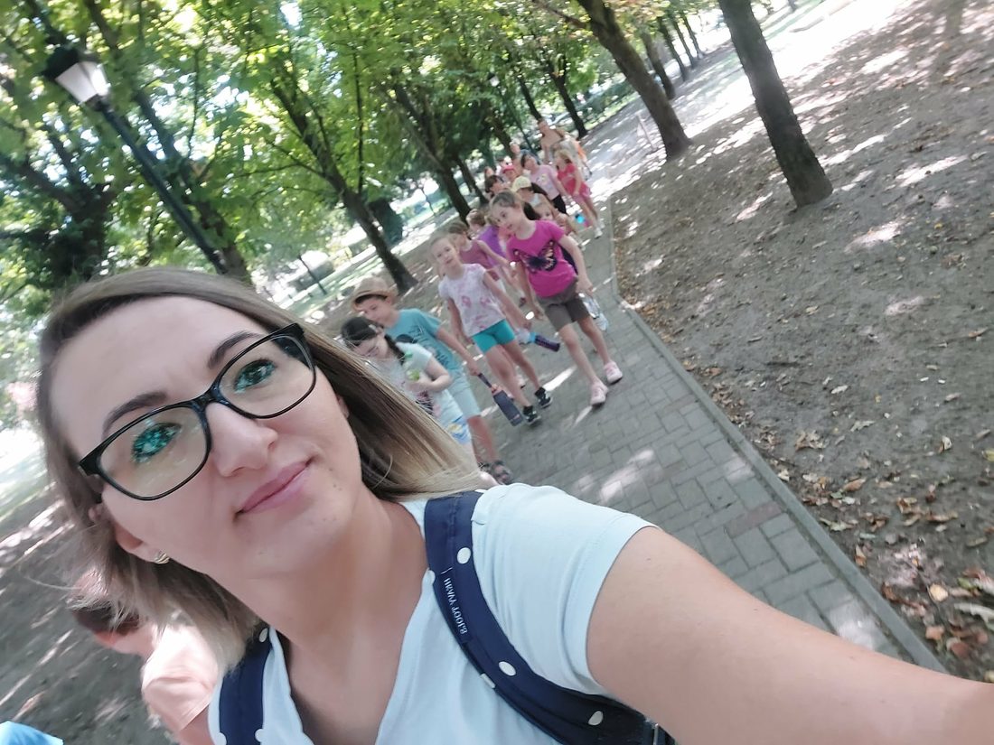 Kitti tábori programon a gyerekekkel